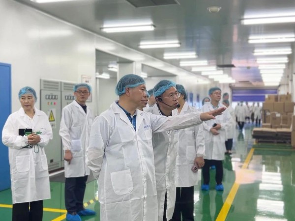 【动态凯发娱乐k8官网】国家市场监管总局特殊食品安全监管司司长周石平一行来到无锡凯发娱乐k8官网药业走访调研